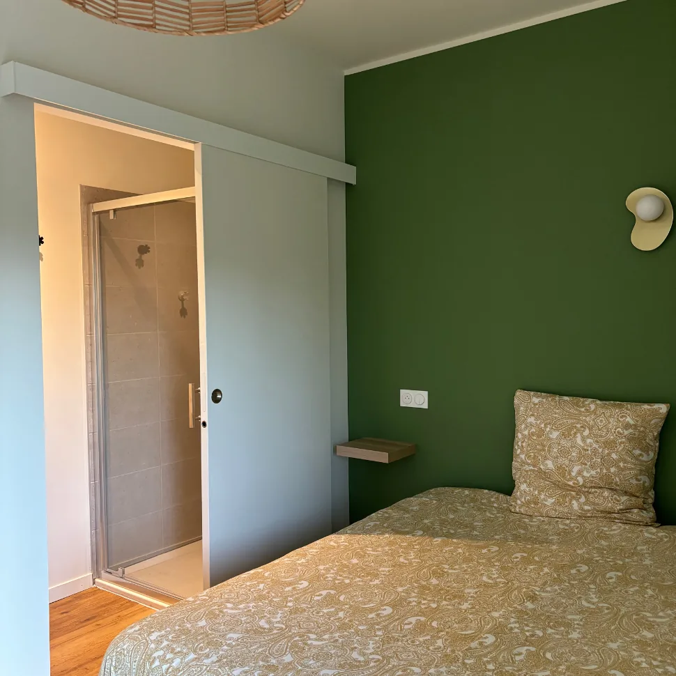 coliving-chambre-verte-le-chateau-bayonne Chambre verte avec lit simple et accès à la salle d'eau