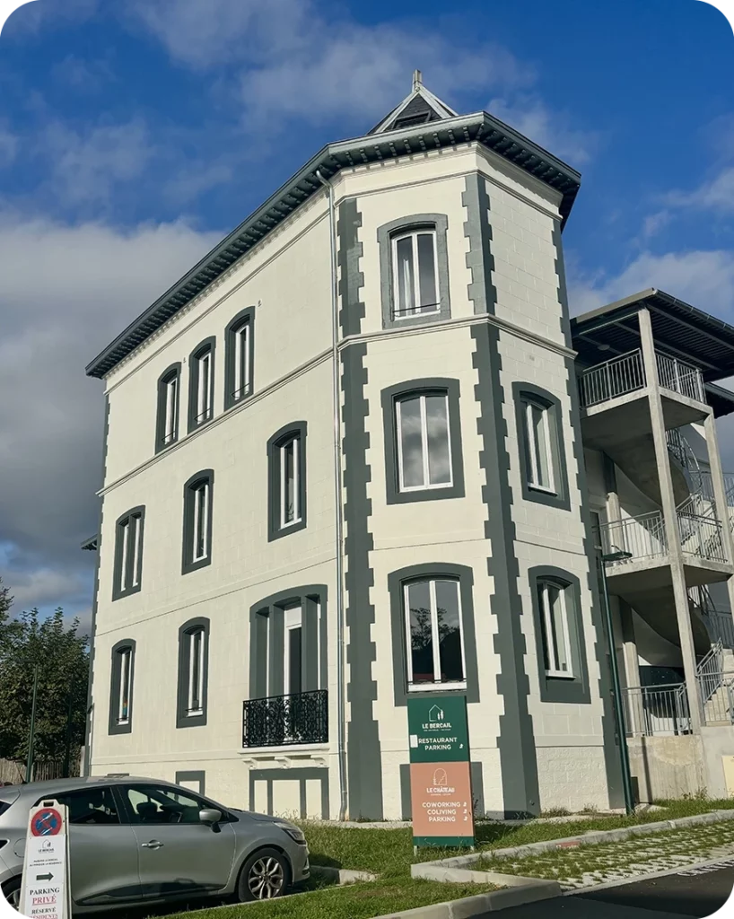 Façade de la bâtisse du 19ème siècle abritant Le Château à Bayonne