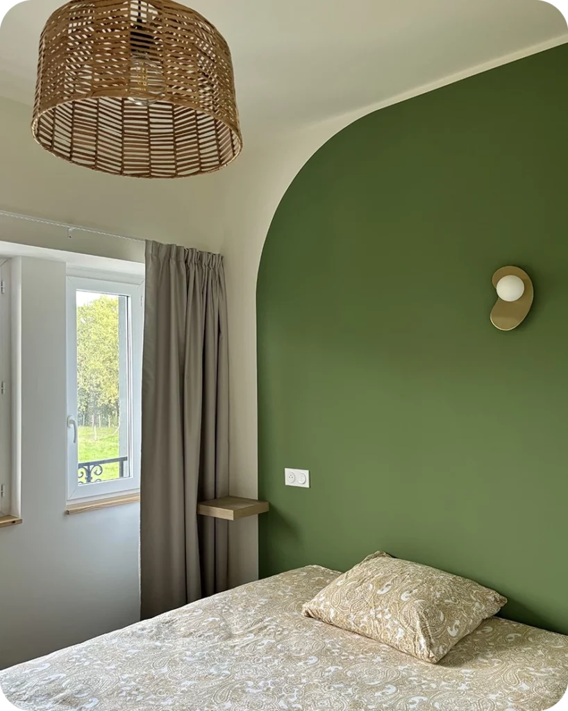 Chambre de coliving avec mur vert et fenêtre sur le parc, au Château à Bayonne