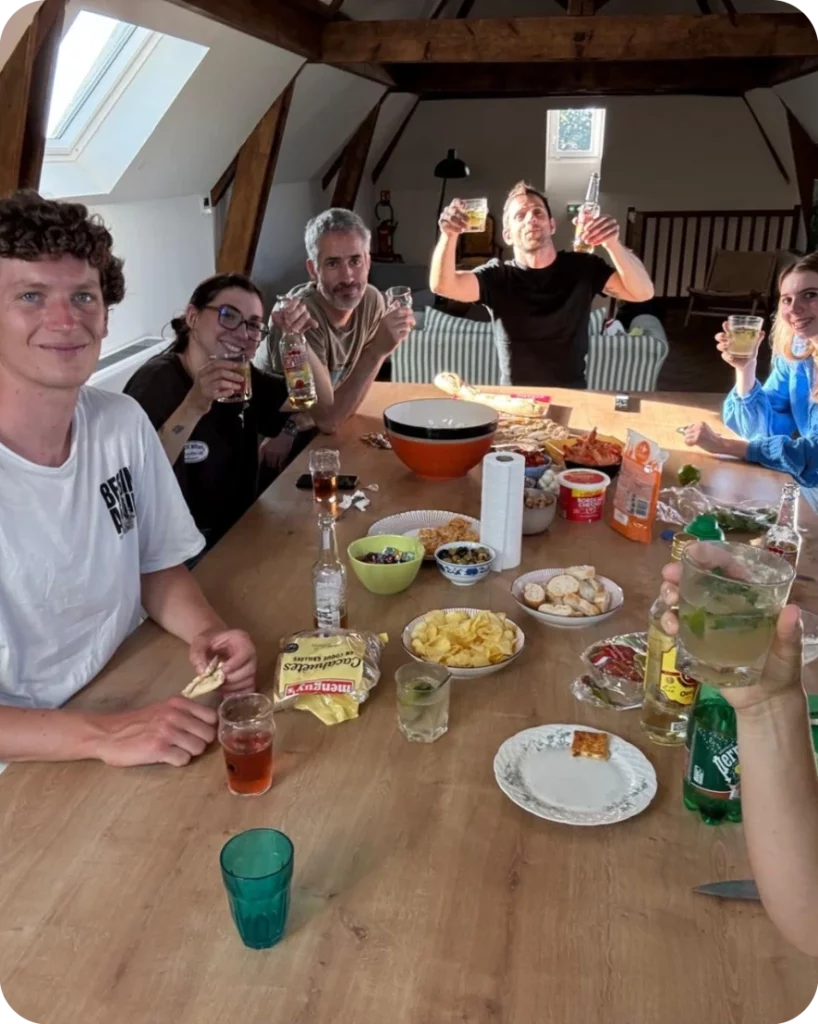 Coworkers et colivers partageant un repas dans la salle commune du Château à Bayonne