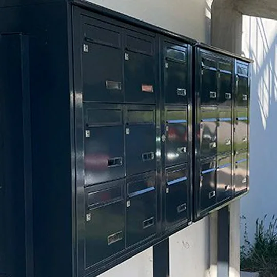 Boîtes aux lettres noires alignées, destinées à la domiciliation d'entreprise