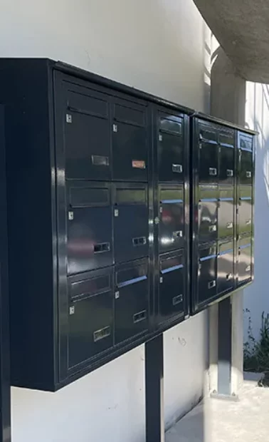 Alignement de boîtes aux lettres vitrées à l'entrée du bâtiment
