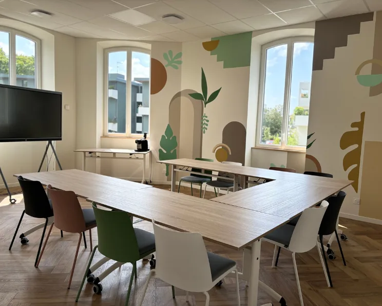 Grande salle de réunion : table centrale pour une douzaine de participants